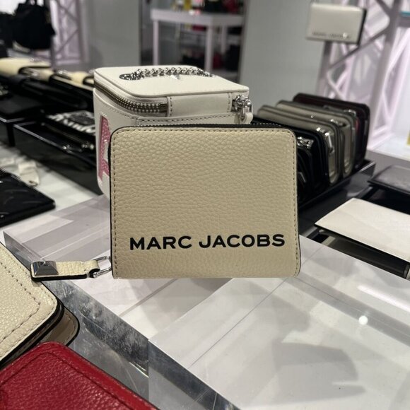 NWT Marc Jacobs Leather Bifold wallet 4S5SMP078S01 MARSHMALLOW - Picture 2 of 11